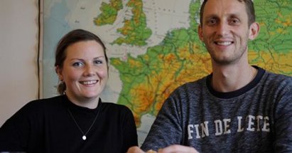 Monica og Simon Kronborg er ved at være på plads i Cambodja, hvor de tidligere har været volontører Monica og Simon Kronborg foran kort over Europa