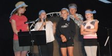 Tre juniorpiger fra Stubbekøbing præsenterer deres sang på Landsteltlejr 2018
