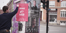 Filip Thorlund Eriksen hænger plakater for Jesusbloggen op i Aarhus, februar 2020