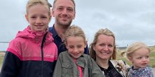 Mia og Johannes Jensen og deres tre børn maj 2021