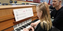 Christian Engmark underviser klaverelev på Johannesskolen