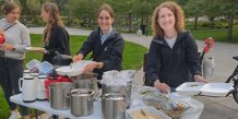LMU Aarhus uddelte mad til hjemløse i Mølleparken i Aarhus