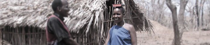 Foto: Tanzaniere foran hytte; Vær med til at udbrede Bibelen i Tanzania